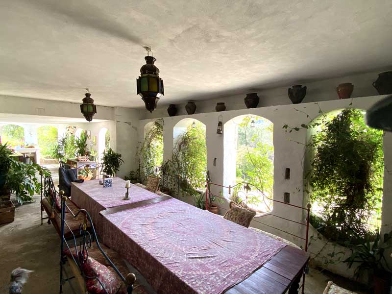 out door ding area dining area
